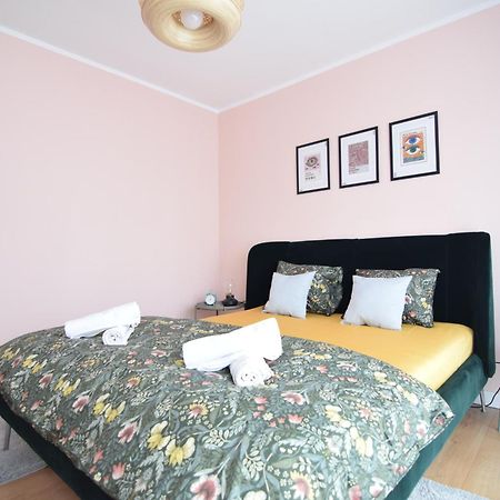 Stylish Apartment With Video Projector Bukarest Exterior foto